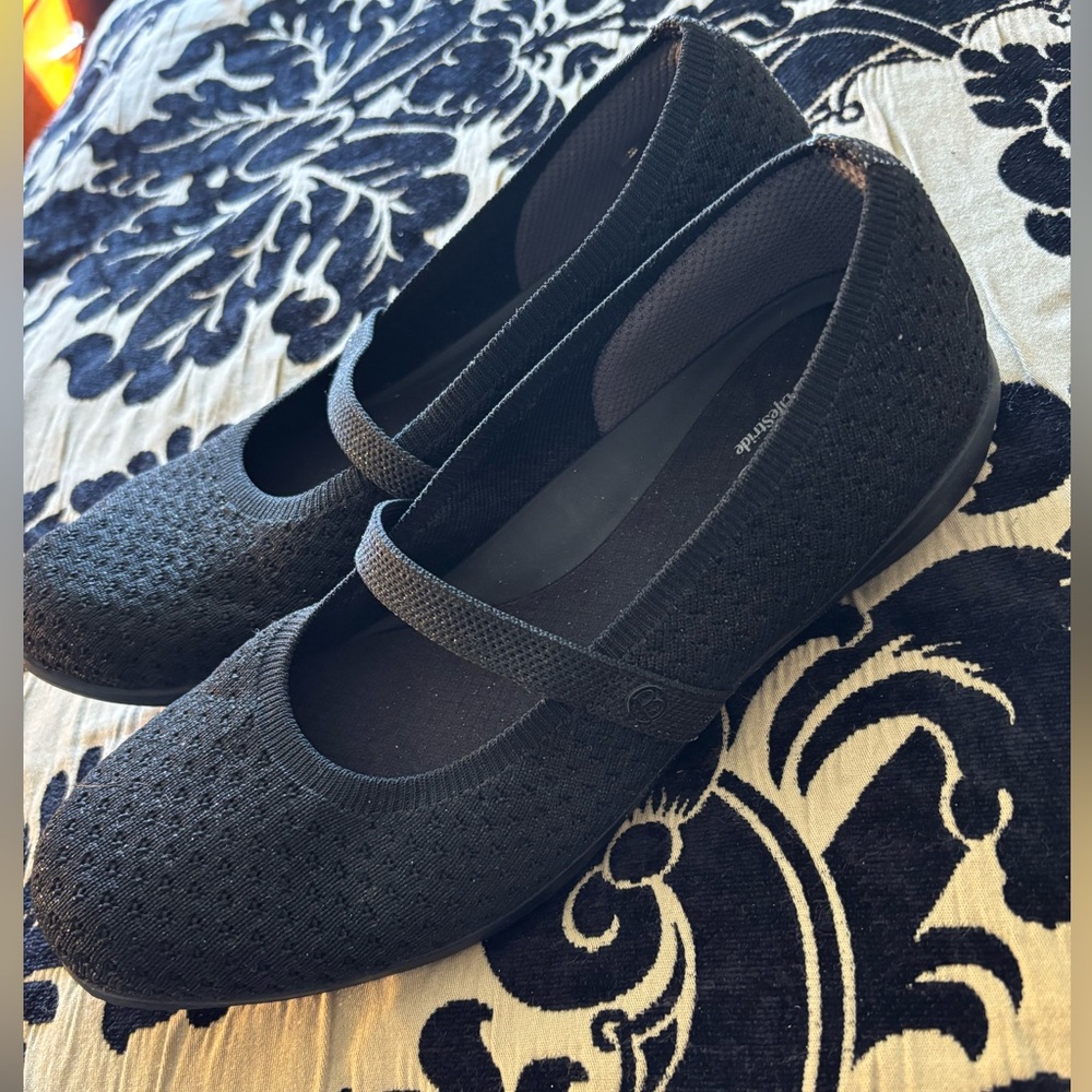 Black Women's bzees 8.5 M flats